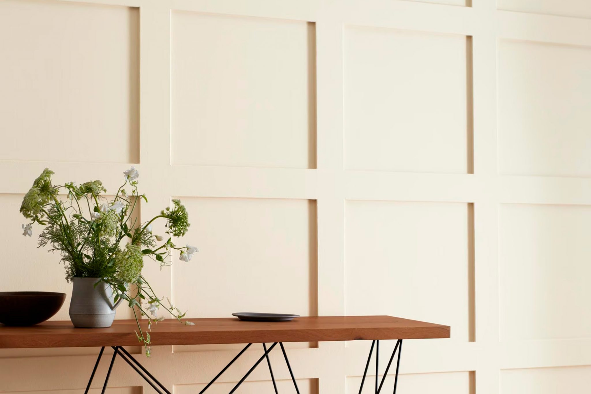 Swiss Coffee OC-45 Paint Color by Benjamin Moore - DecorCreek