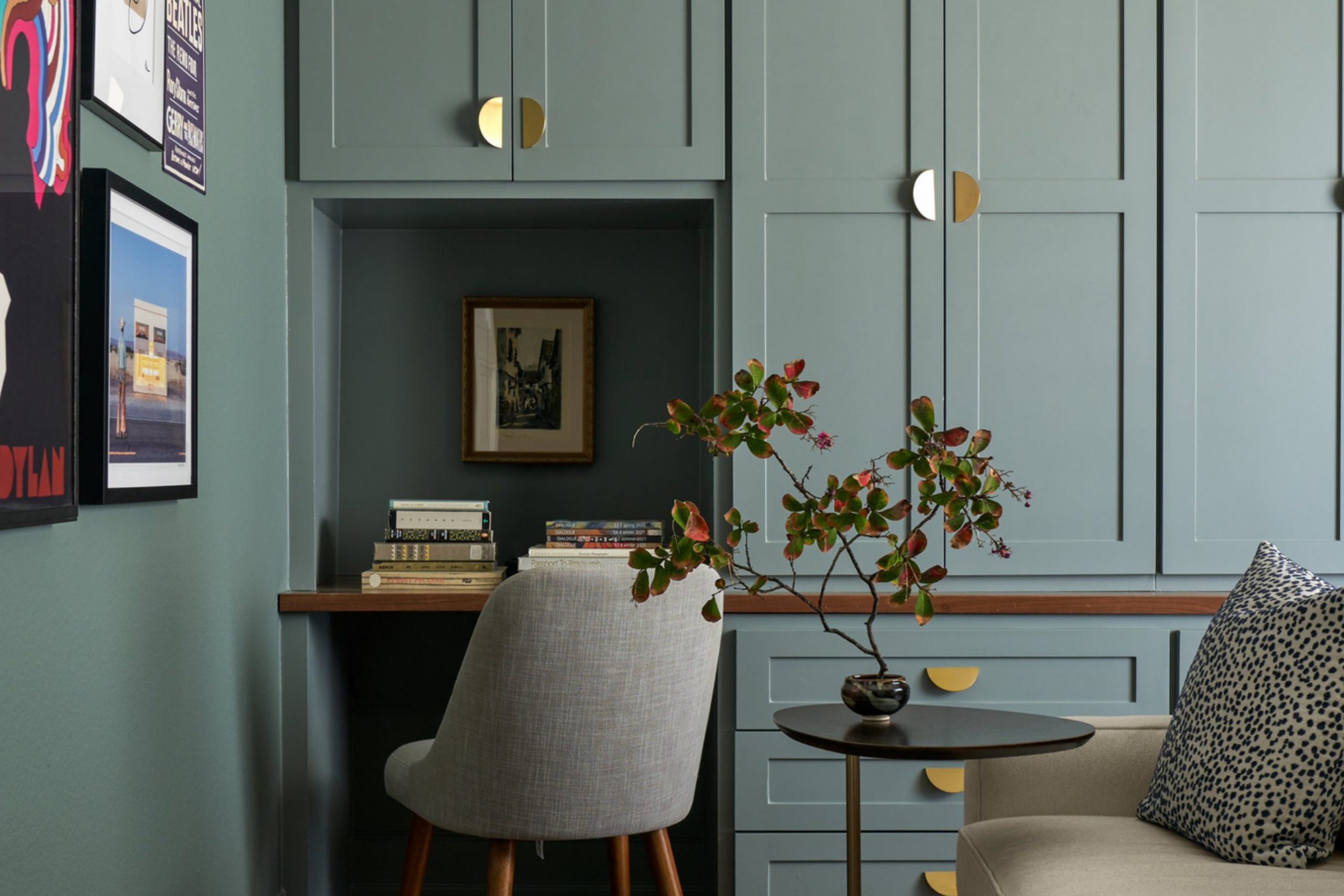 Intrigue 1580 Paint Color by Benjamin Moore