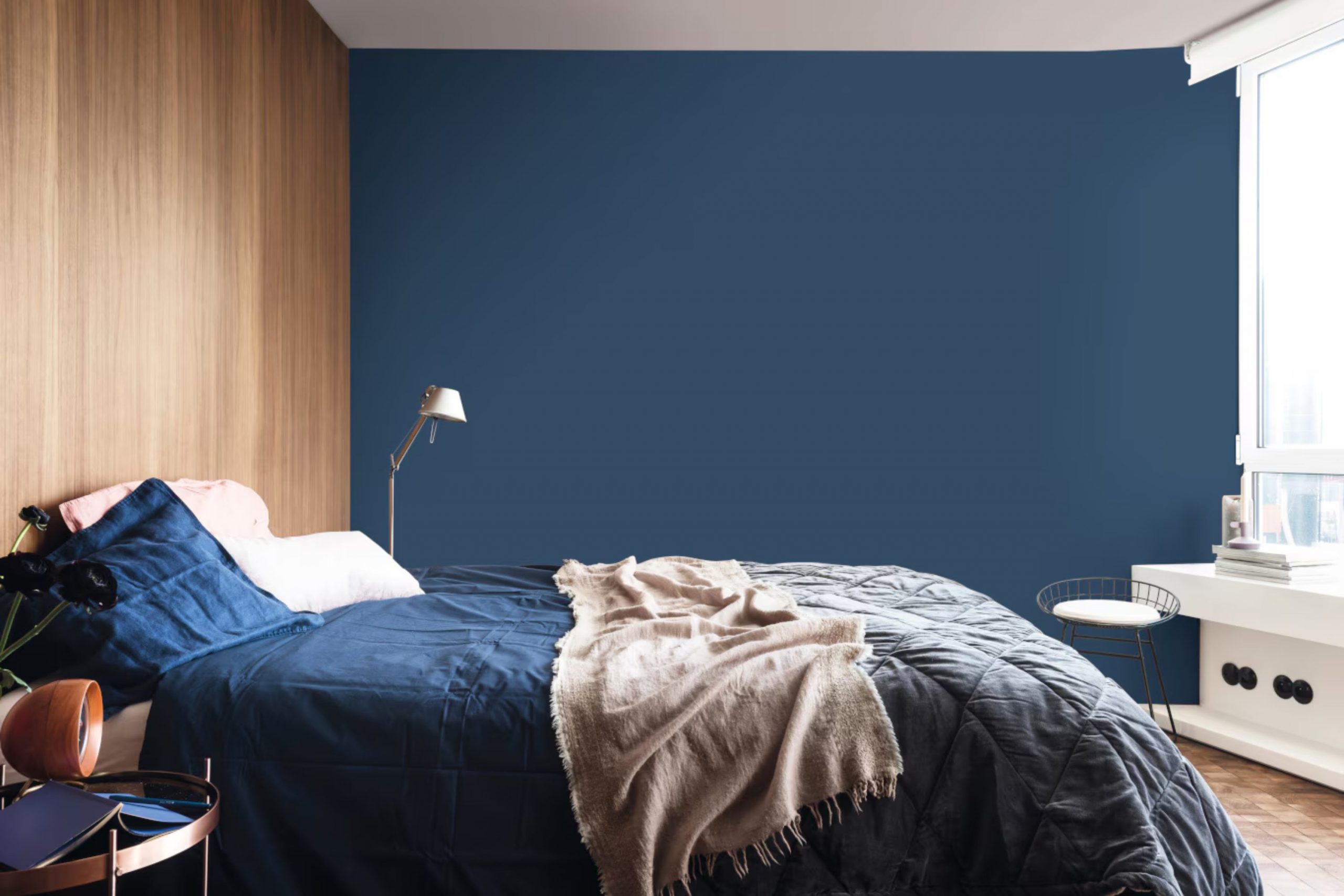 How I Choose the Perfect Navy Blue Shade for a Bedroom