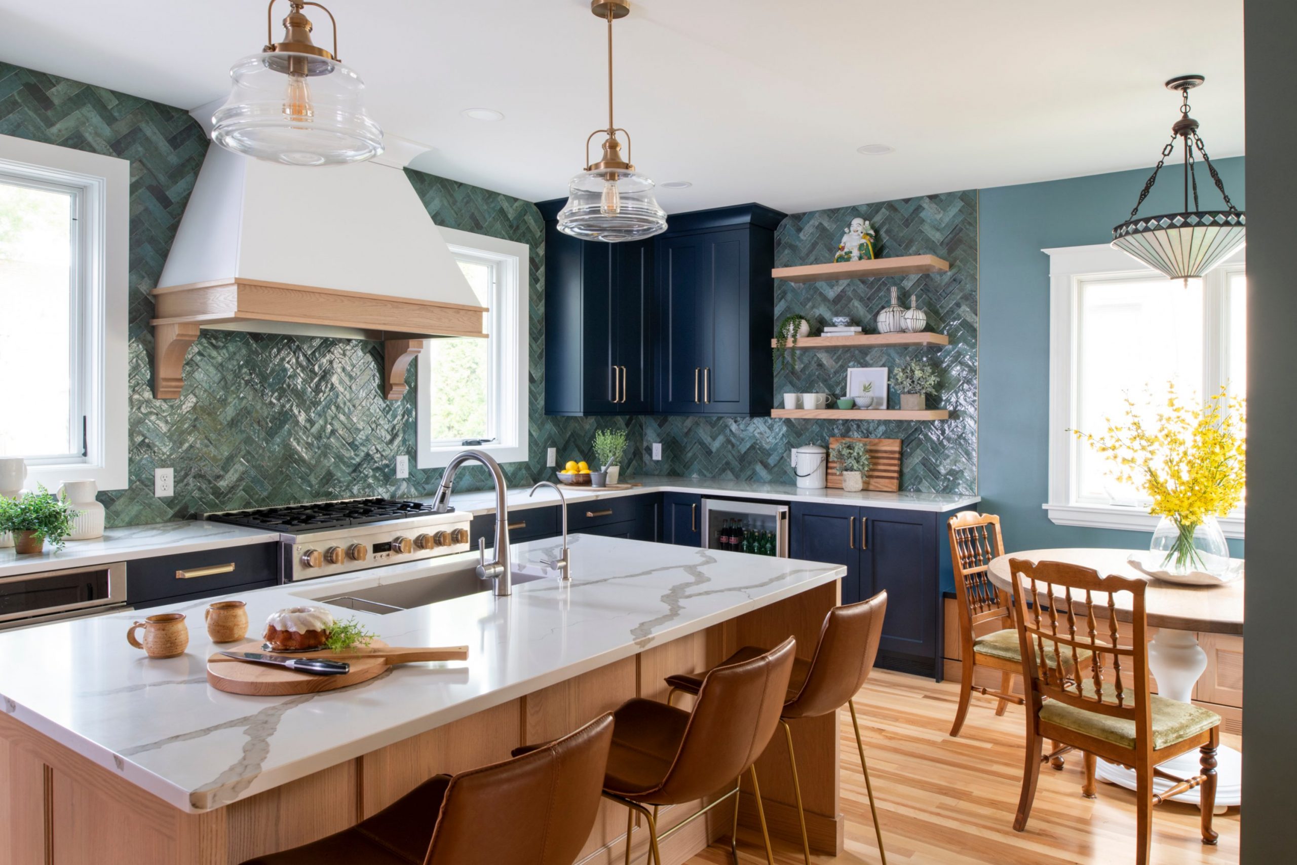 28 Best Paint Colors That Goes With Honey Oak Cabinets for a Fresh Look